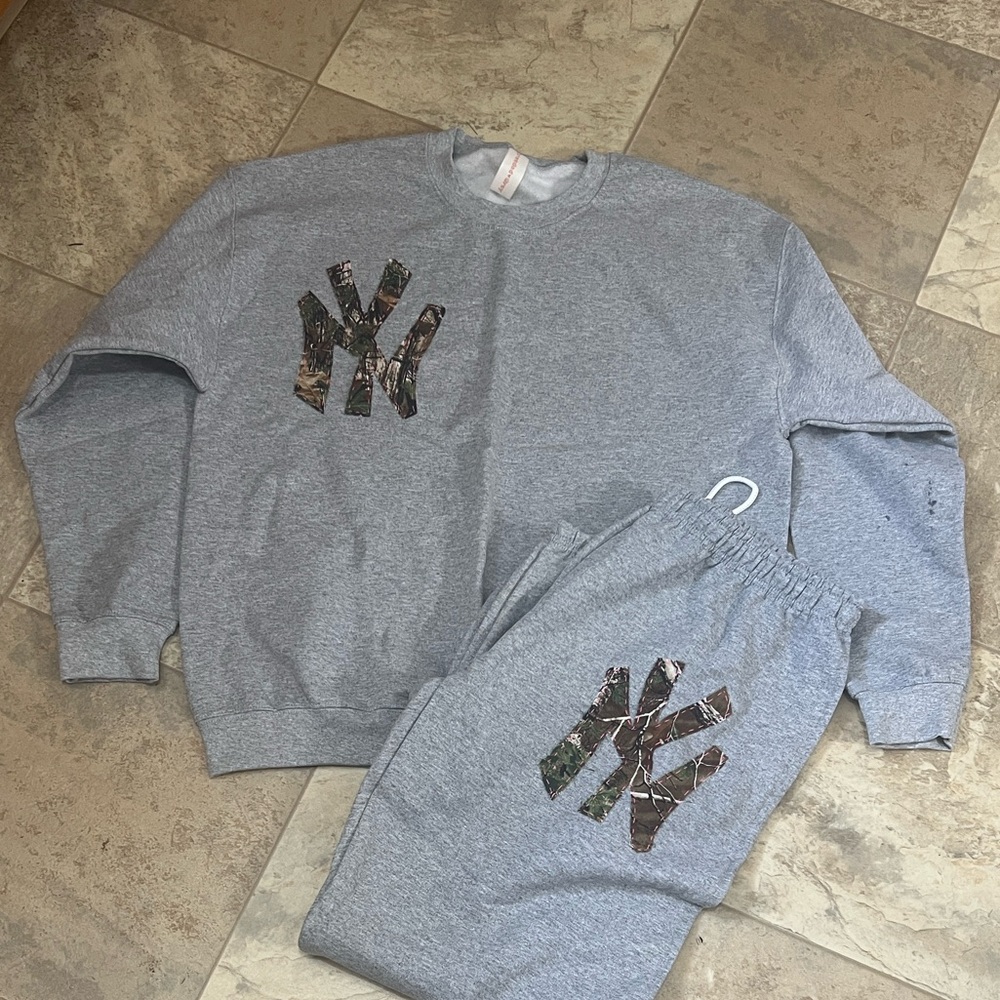 Threaded Gray - Women's Gray Sweatshirt & Joggers Set with Camouflage Logo XL